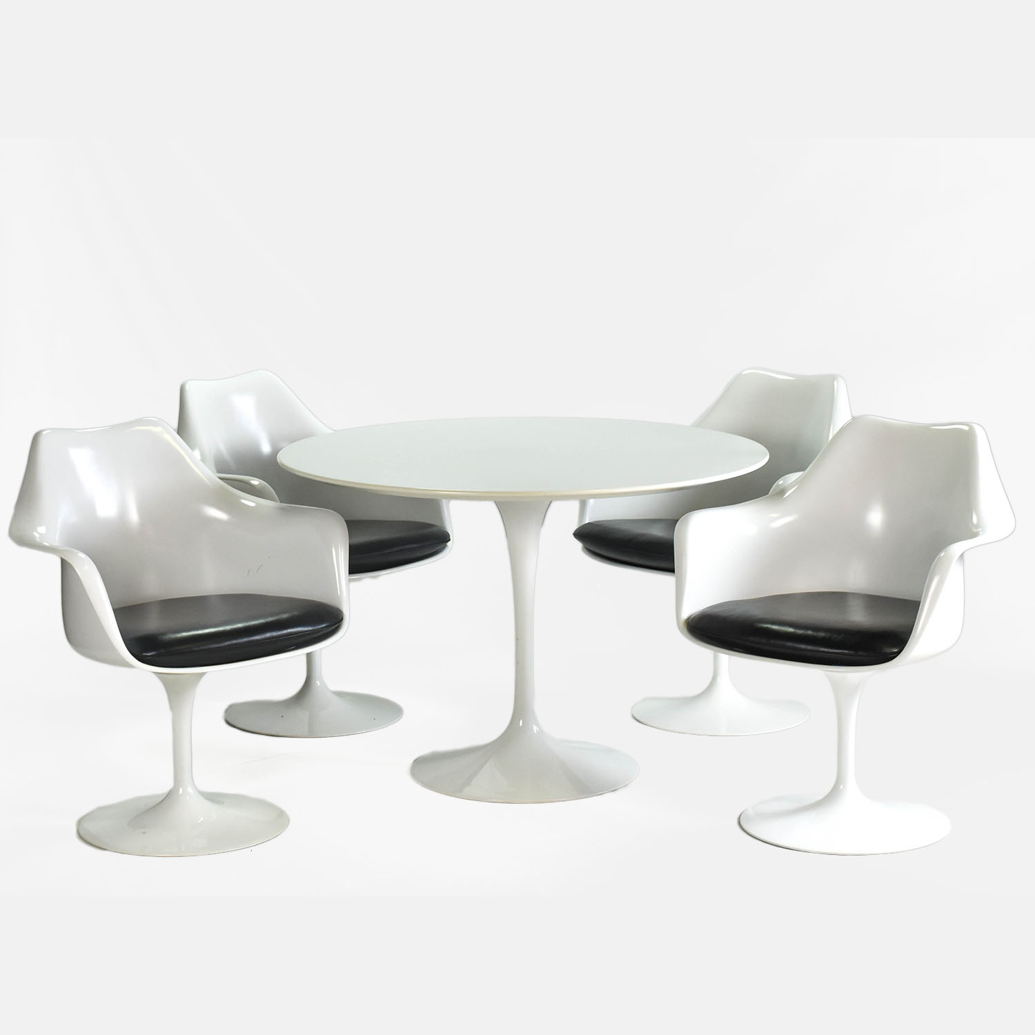 Saarinen MCM Tulip Table and Four Armchair Set for Knoll